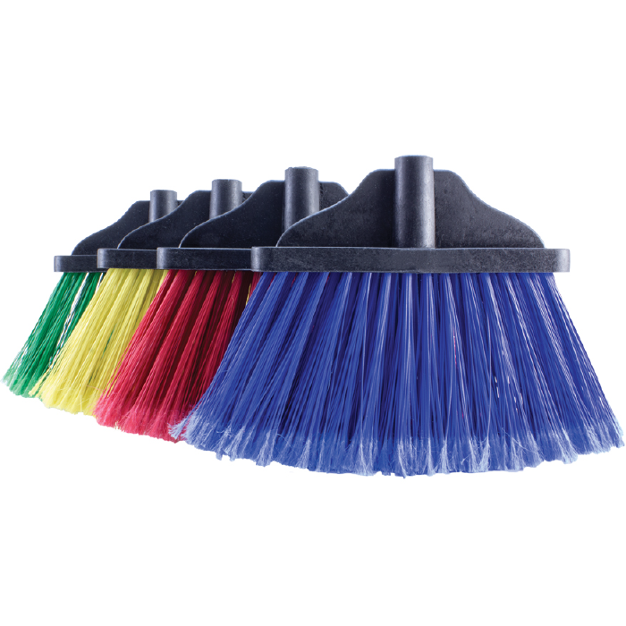 Escobas de plastico en fondo blanco